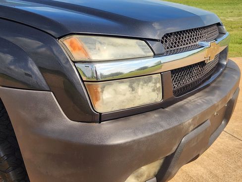 Used 2005 Chevrolet Avalanche LT w/ Preferred Equipment Group AWD/4WD image 12