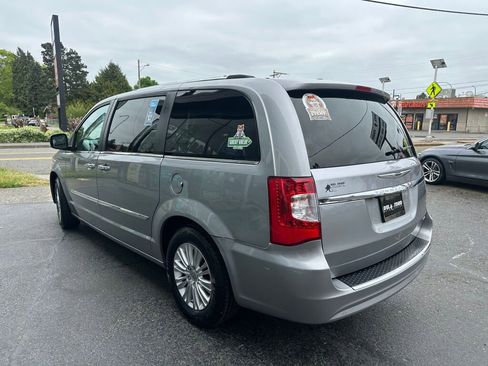 Used 2016 Chrysler Town & Country Limited FWD image 9