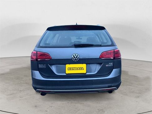 Used 2017 Volkswagen Golf Alltrack image 4