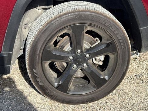 Used 2024 Jeep Grand Cherokee L Altitude image 2