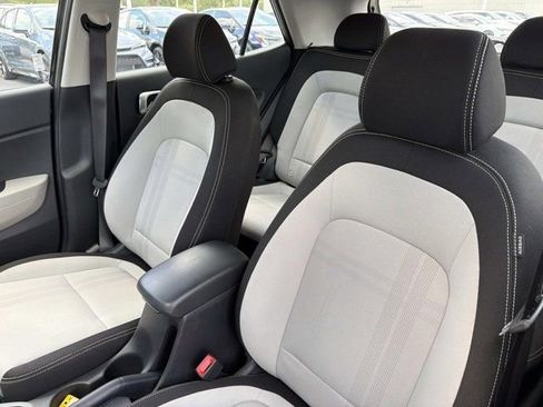 Used 2025 Hyundai Venue SEL FWD image 10