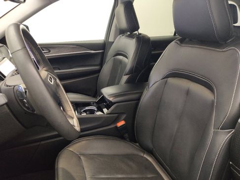 Used 2023 Jeep Grand Cherokee Limited image 17