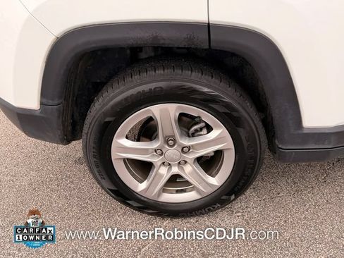 Used 2024 Jeep Compass Latitude w/ Convenience Group AWD/4WD image 17
