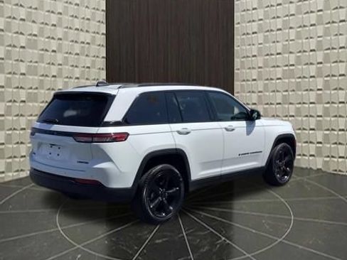 Certified 2023 Jeep Grand Cherokee Limited w/ Black Appearance Package AWD/4WD image 4