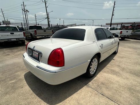Used 2006 Lincoln Town Car Signature RWD image 5