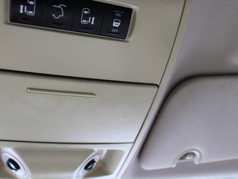 Used 2013 Chrysler Town & Country Touring image 32