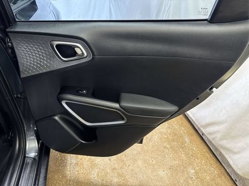 Used 2025 Kia Soul LX w/ LX Technology Package FWD image 23