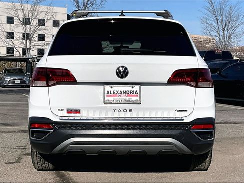 Used 2022 Volkswagen Taos SE w/ Panoramic Sunroof Package image 4