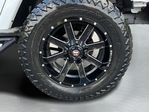 Used 2017 Jeep Wrangler Unlimited Sahara w/ Connectivity Group AWD/4WD image 9