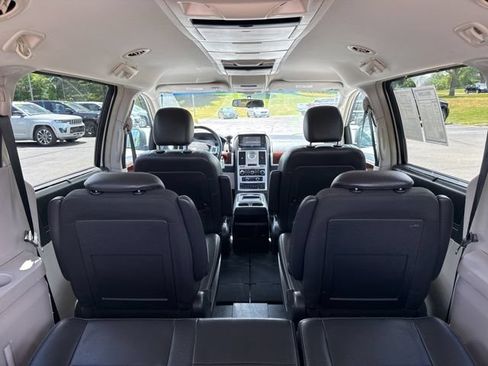 Used 2009 Chrysler Town & Country Touring FWD image 24