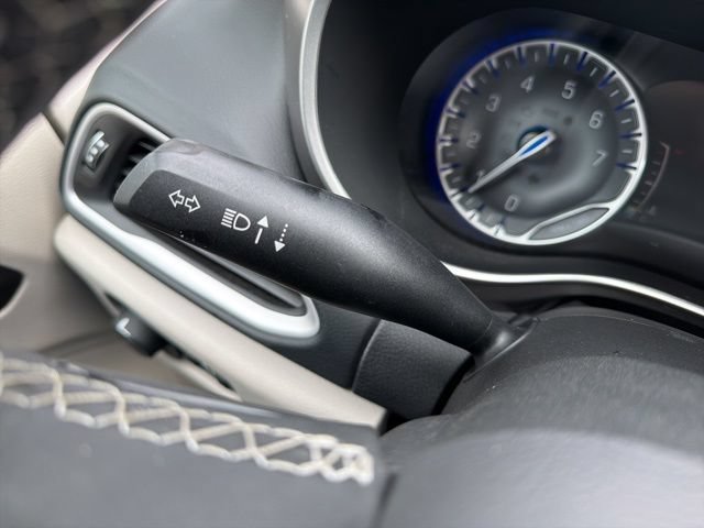 Used 2023 Chrysler Pacifica Touring-L FWD image 35