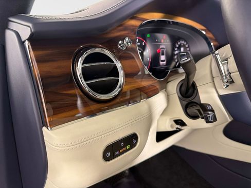 Used 2024 Bentley Bentayga AWD/4WD image 43