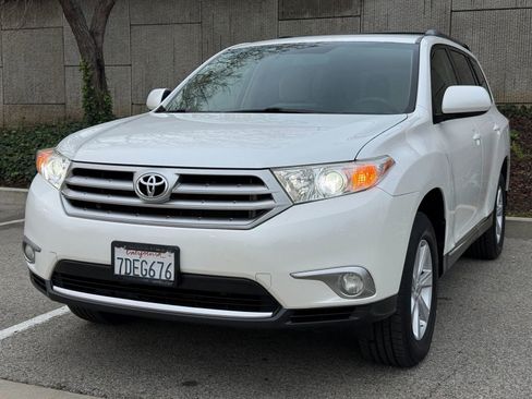 Used 2011 Toyota Highlander SE w/ Tech Pkg image 3
