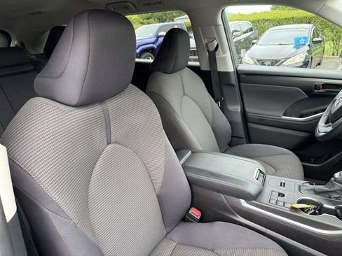 Certified 2025 Toyota Highlander LE FWD image 17