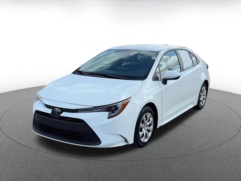 Used 2025 Toyota Corolla LE FWD image 5