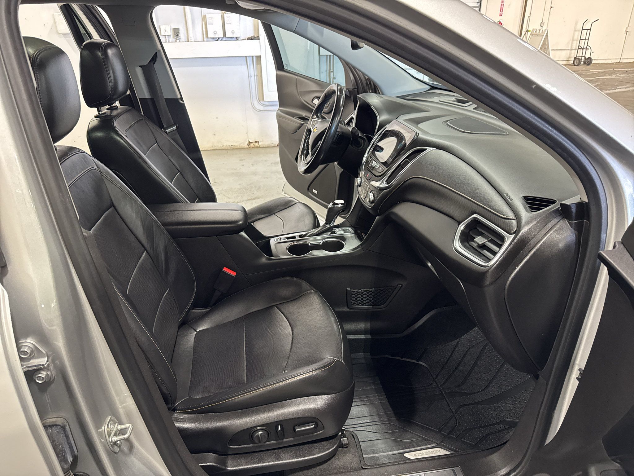 Used 2018 Chevrolet Equinox Premier AWD/4WD image 38