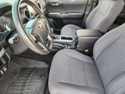 Used 2017 Toyota Tacoma TRD Sport AWD/4WD image 9