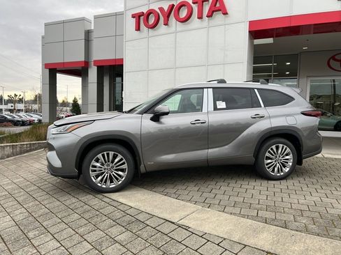 New 2026 Toyota Highlander Platinum image 2