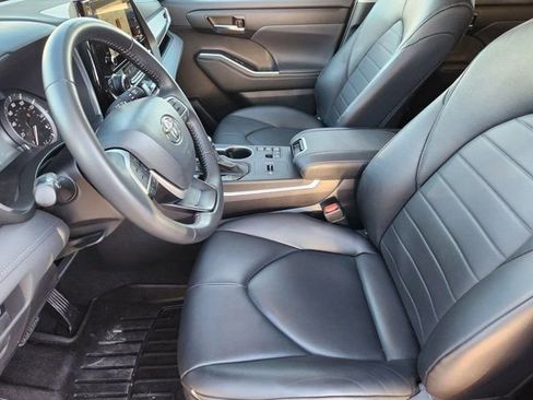 Used 2024 Toyota Highlander XLE image 4