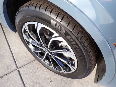 Certified 2025 Lincoln Nautilus Reserve image 10