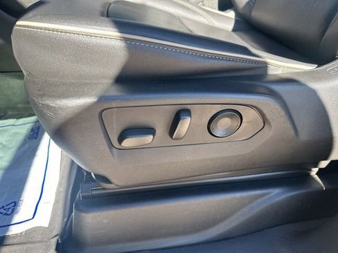 Used 2023 GMC Yukon XL SLT w/ SLT Premium Package image 11