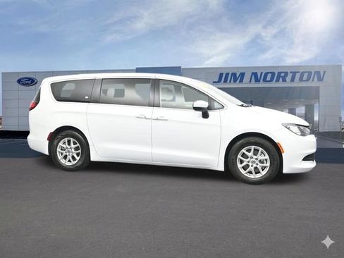 Used 2022 Chrysler Voyager LX FWD image 16
