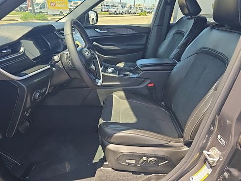 New 2025 Jeep Grand Cherokee Altitude image 29