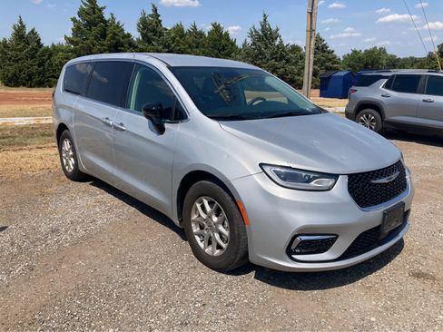 Used 2024 Chrysler Pacifica Touring-L FWD image 9