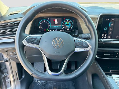Used 2025 Volkswagen Atlas SE FWD image 12