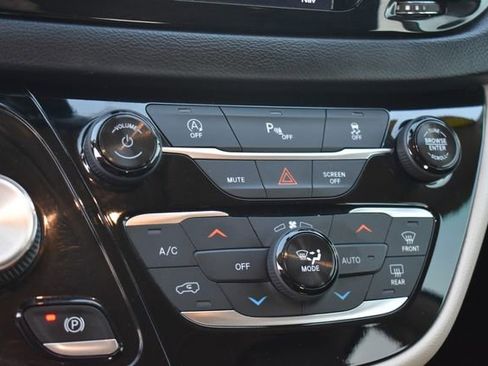 Used 2018 Chrysler Pacifica Touring-L Plus FWD image 32