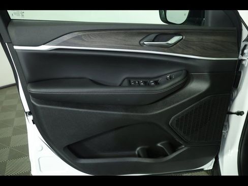 New 2026 Jeep Grand Cherokee Altitude image 21