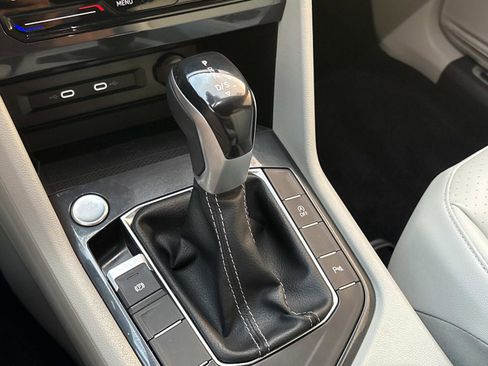 Certified 2022 Volkswagen Tiguan SE R-Line image 24