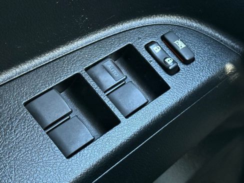 Used 2013 Toyota Highlander Limited image 12