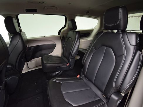 Used 2023 Chrysler Pacifica Touring-L image 25