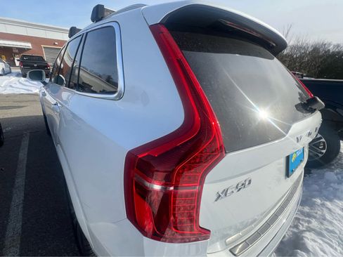 Used 2022 Volvo XC90 T8 R-Design Expression image 7
