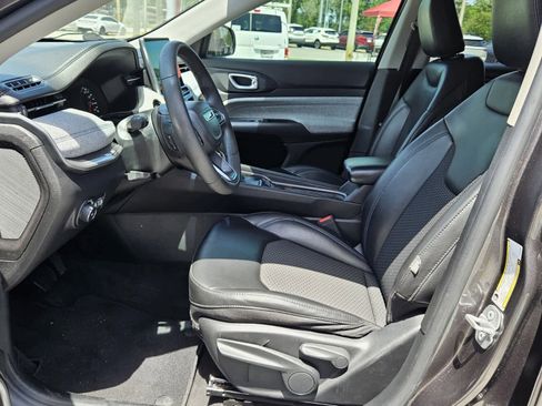 Used 2022 Jeep Compass Latitude image 3