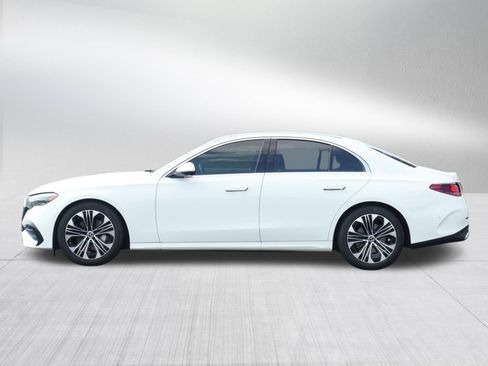 Used 2025 Mercedes-Benz E 350 4MATIC Sedan image 4