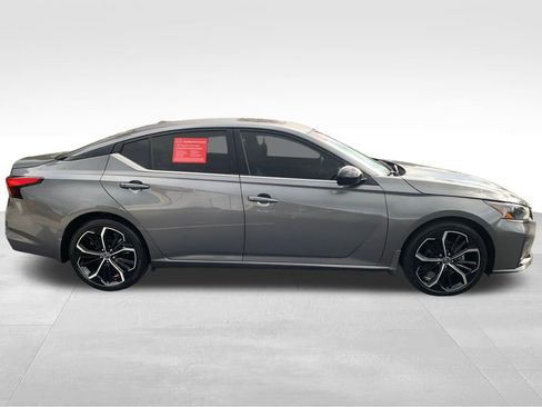 Used 2024 Nissan Altima 2.5 SR w/ SR Premium Package FWD image 7
