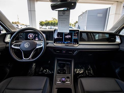 Certified 2025 Volkswagen Tiguan SE image 32