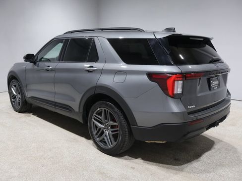 Used 2025 Ford Explorer ST-Line w/ ST-Line Street Pack image 4