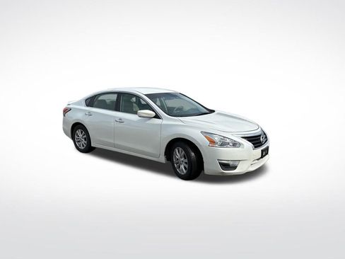 Used 2014 Nissan Altima 2.5 S w/ Sport Value Package image 3