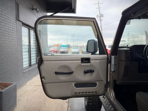 Used 2004 Jeep Wrangler Sahara w/ Dual Top Group image 19