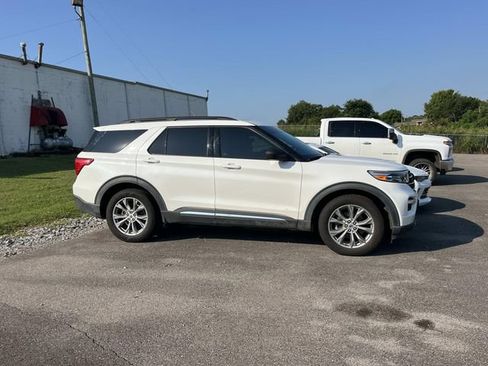 Used 2020 Ford Explorer XLT w/ Equipment Group 202A AWD/4WD image 2