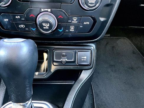 Used 2018 Jeep Renegade Limited w/ UConnect 8.4 Nav Group image 33