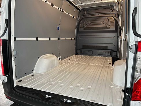 Used 2025 Mercedes-Benz Sprinter 2500 image 19