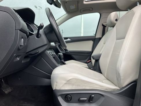 Used 2020 Volkswagen Tiguan SE w/ Panoramic Sunroof Package image 25