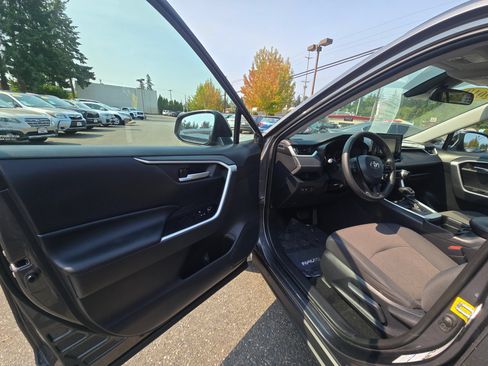 Used 2019 Toyota RAV4 XLE w/ Carpet Mat Package AWD/4WD image 20