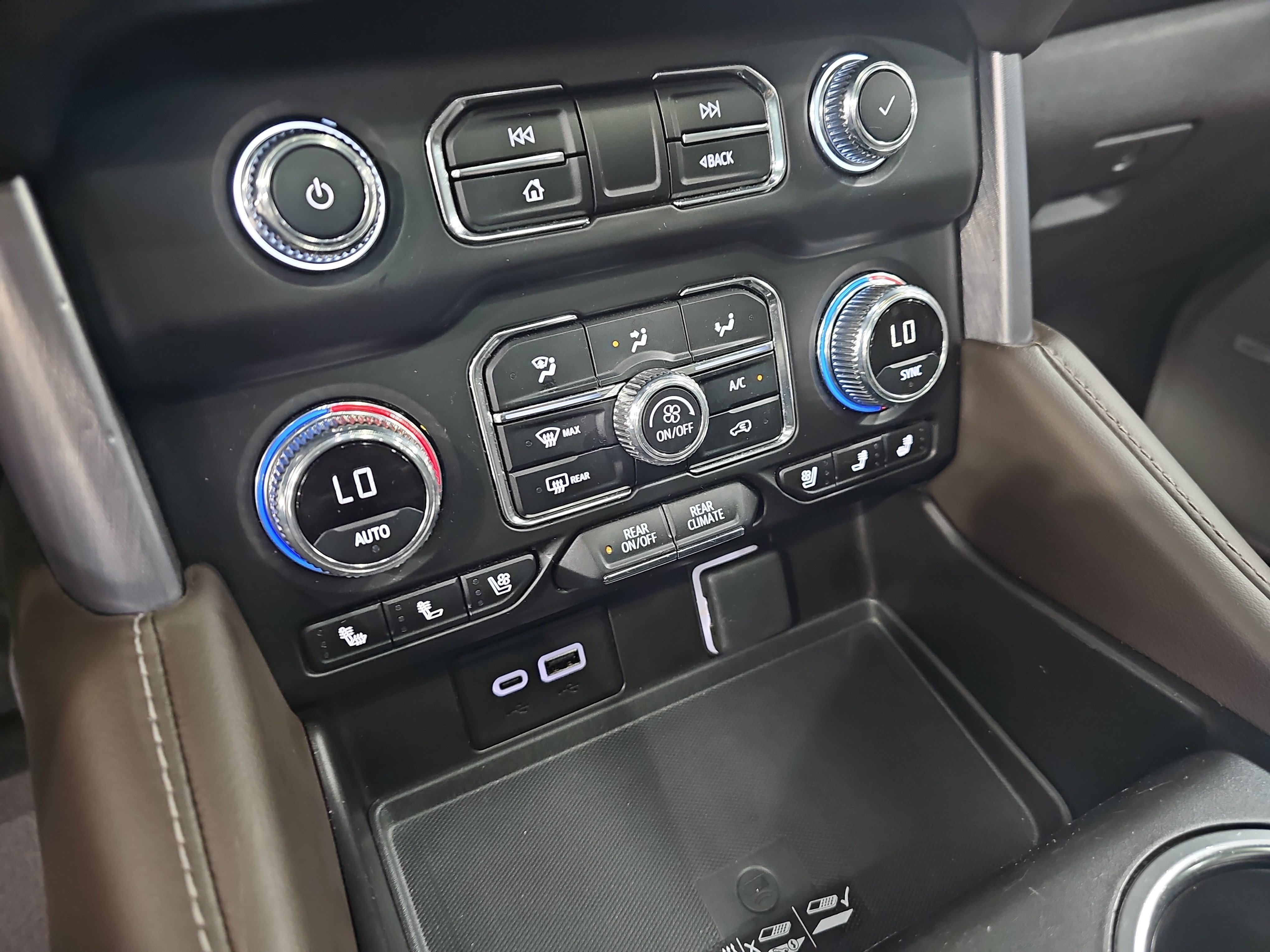Used 2024 GMC Yukon SLT w/ SLT Luxury Package AWD/4WD image 21