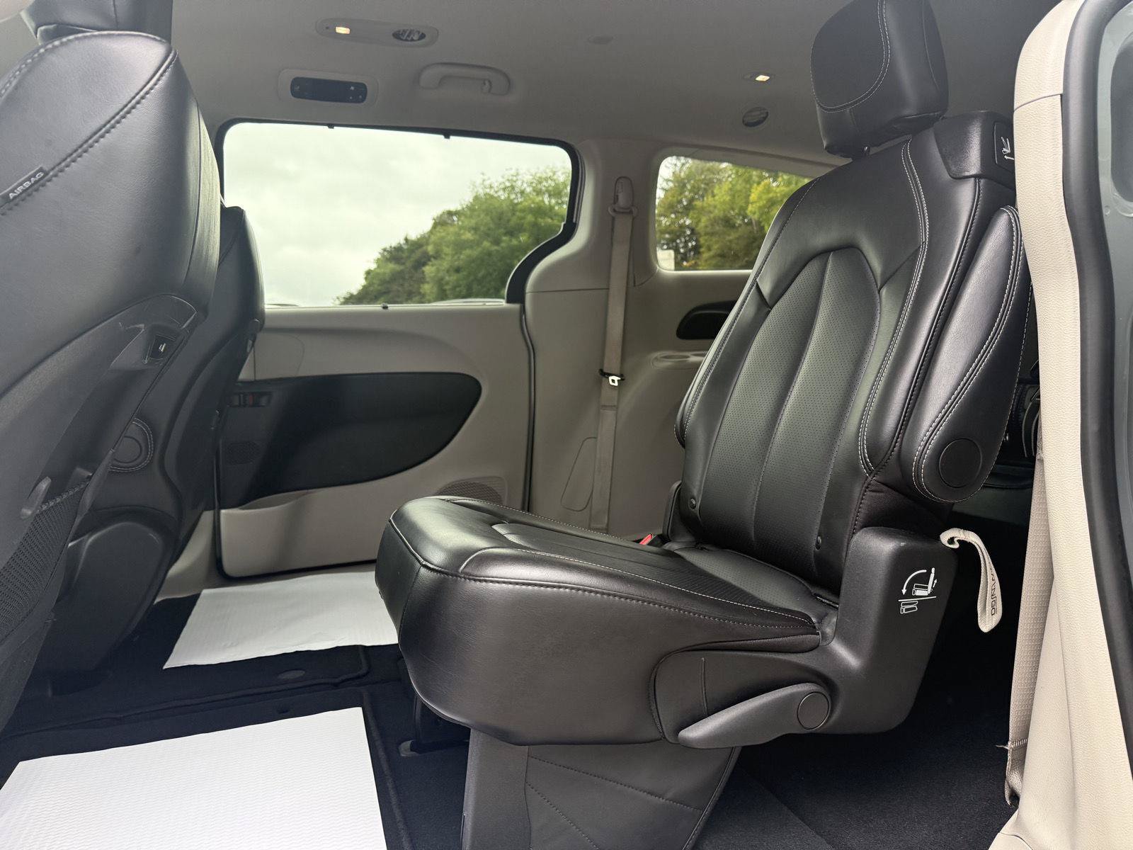 Used 2024 Chrysler Pacifica Touring-L FWD image 19