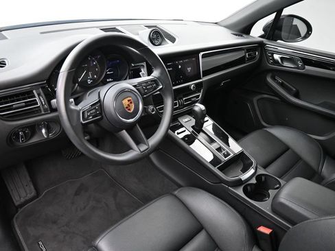 Certified 2026 Porsche Macan AWD/4WD image 4